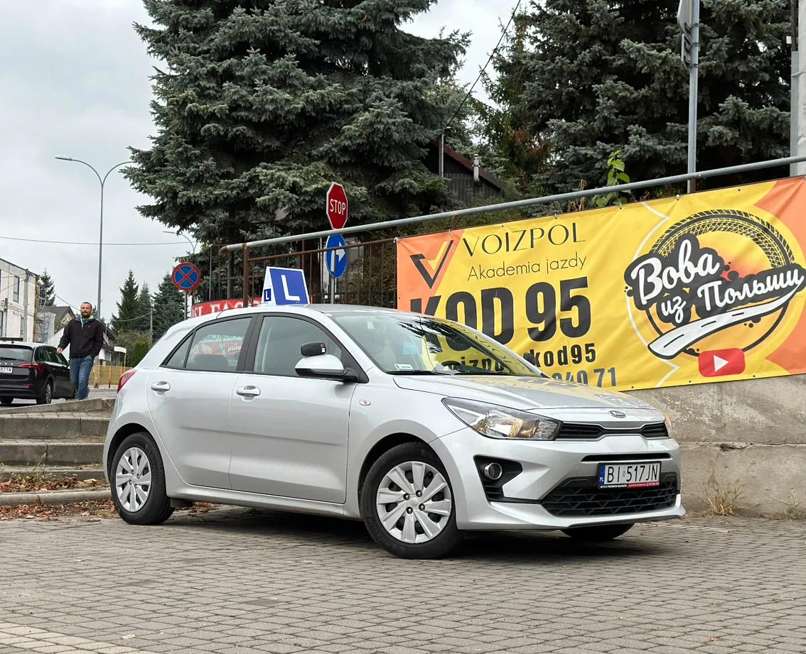 Учебный автомобиль KIA Rio автошколы VOIZPOL