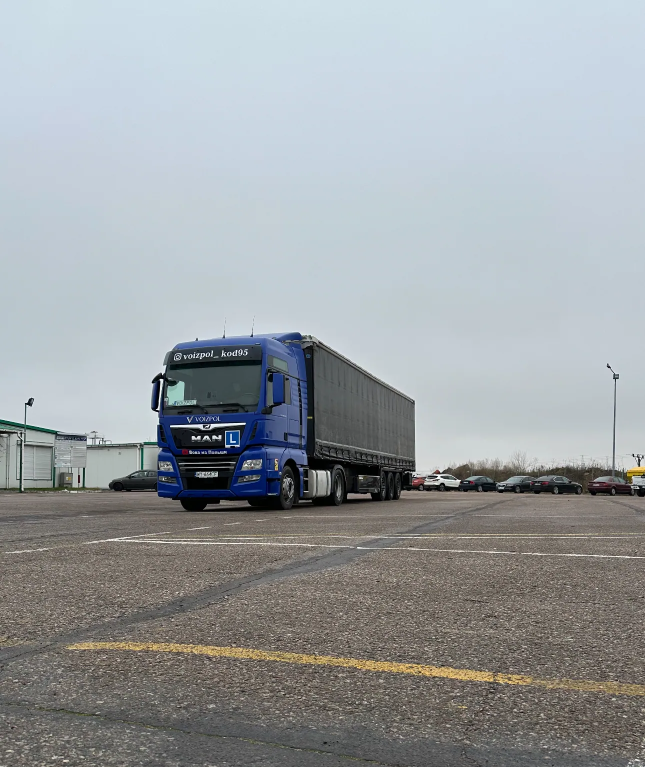 Сцепка MAN TGX с полуприцепом Krone на площадке